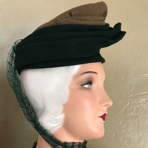 DISTINGUISHED 1940s TAUPE & GREEN FELT TURBAN WITH LONG GREEN VEILING - Picture 7 of 14